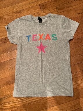 Women’s Gray 'TEXAS' Graphic Tee with Multicolor Letters and Pink Star